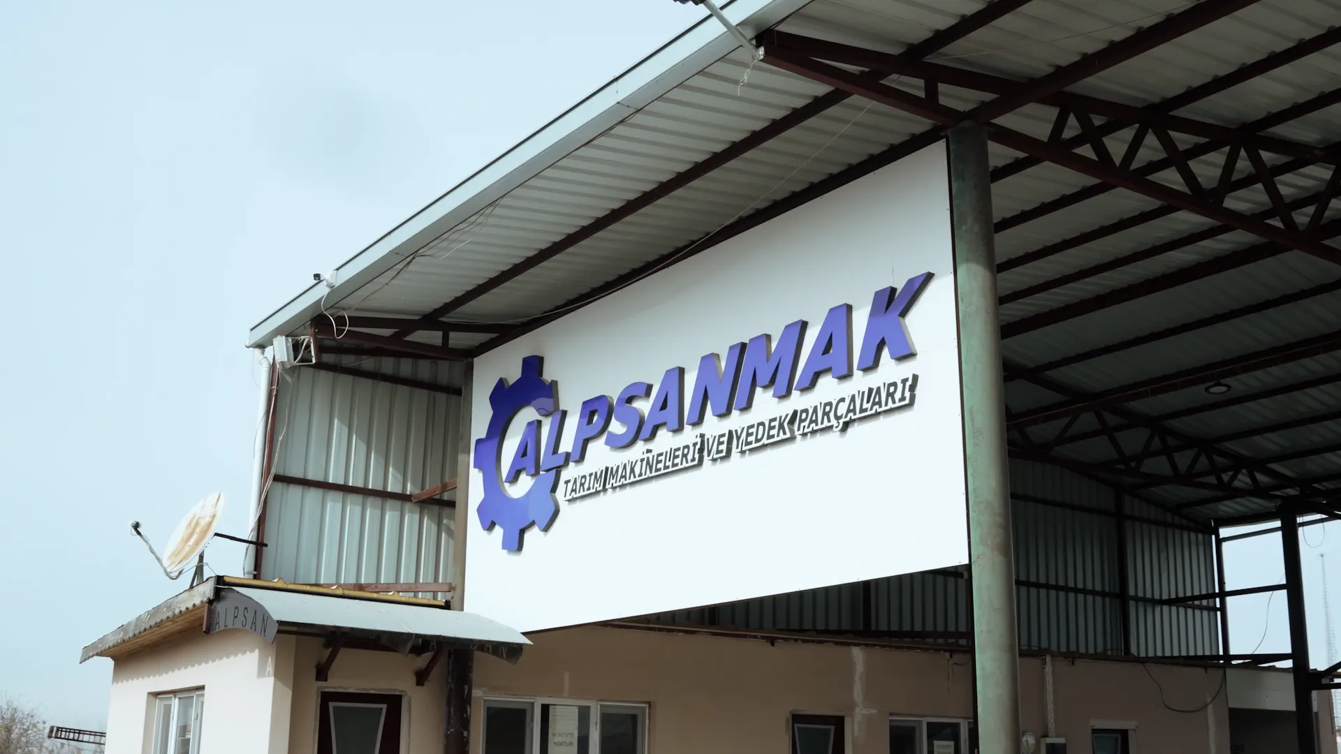 Alpsanmak fıstık sökme ve çevirme makinesi tarlada çalışırken